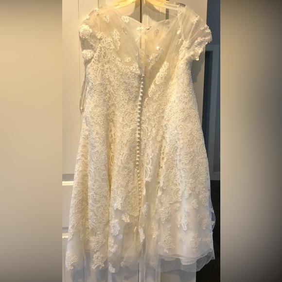 Short oleg cassini cap sleeve illusion wedding dress - Picture 4 of 6